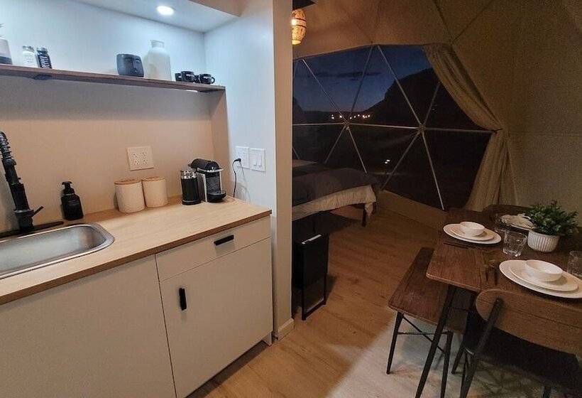 בית מלון כפרי White Camel