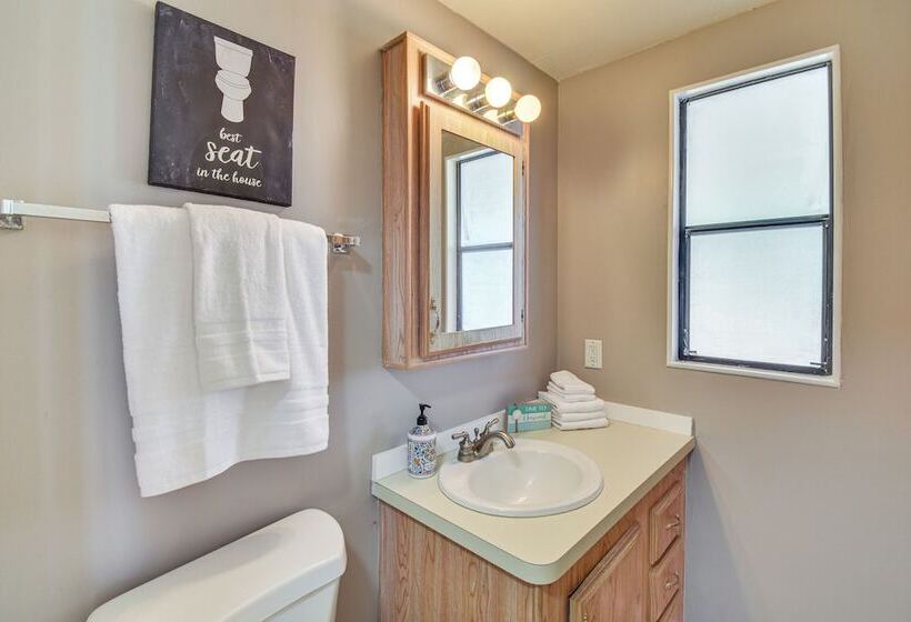 La Grange Home W/ Covered Patio & Gas Grill!