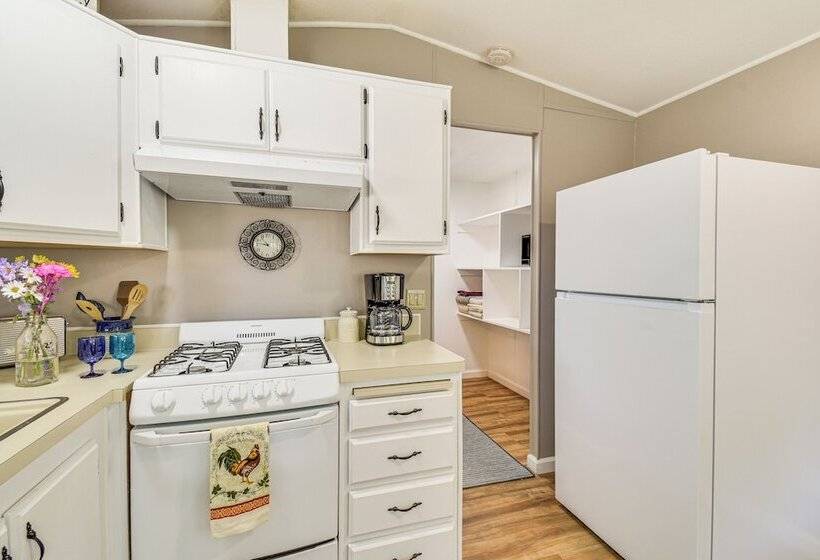 La Grange Home W/ Covered Patio & Gas Grill!