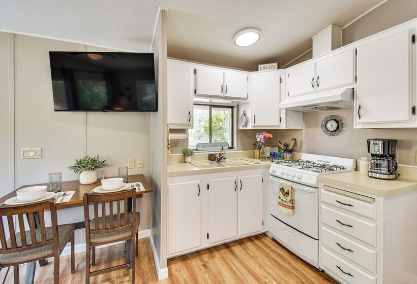 La Grange Home W/ Covered Patio & Gas Grill!