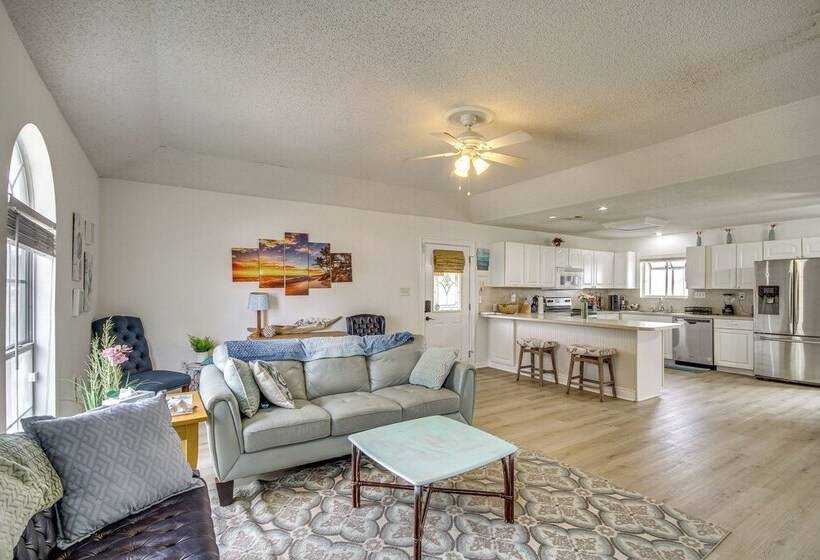 Lovely Gulfport Home: Walk To Beach,1 Mi To Marina