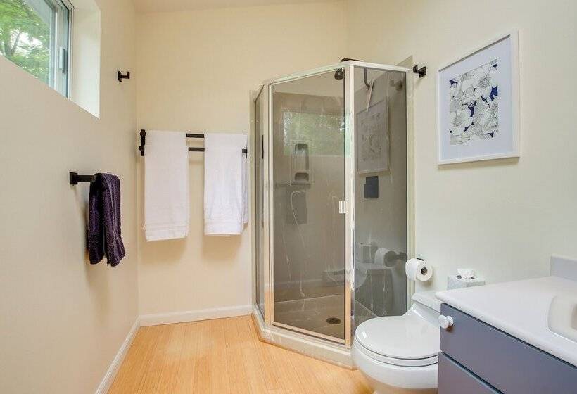 Modern Waterfront Home   1 Mi To Cave Point Park!