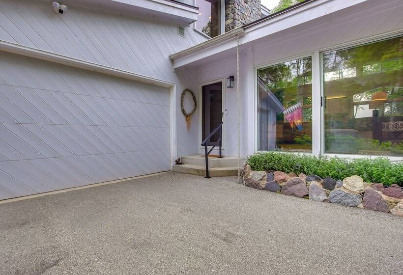 Modern Waterfront Home   1 Mi To Cave Point Park!