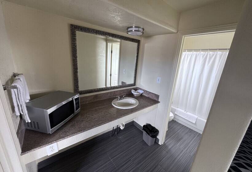 فندق على الطريق Economy Inn