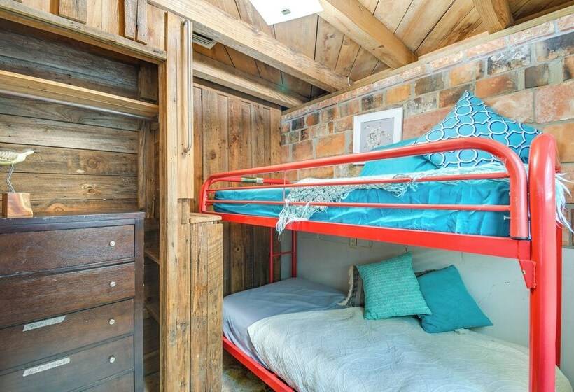 Riverfront Deck: Outdoor Retreat In Fairhope!