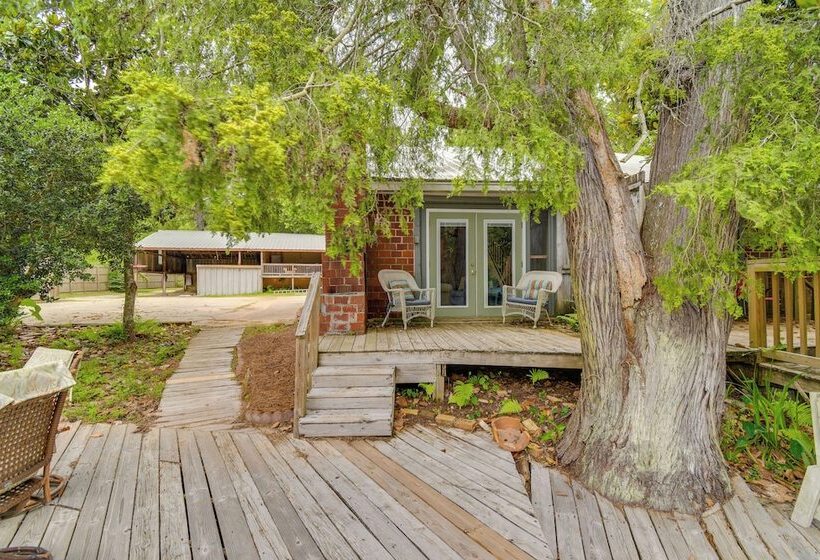 Riverfront Deck: Outdoor Retreat In Fairhope!