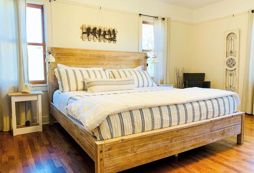 ペンション 250 N Adams St