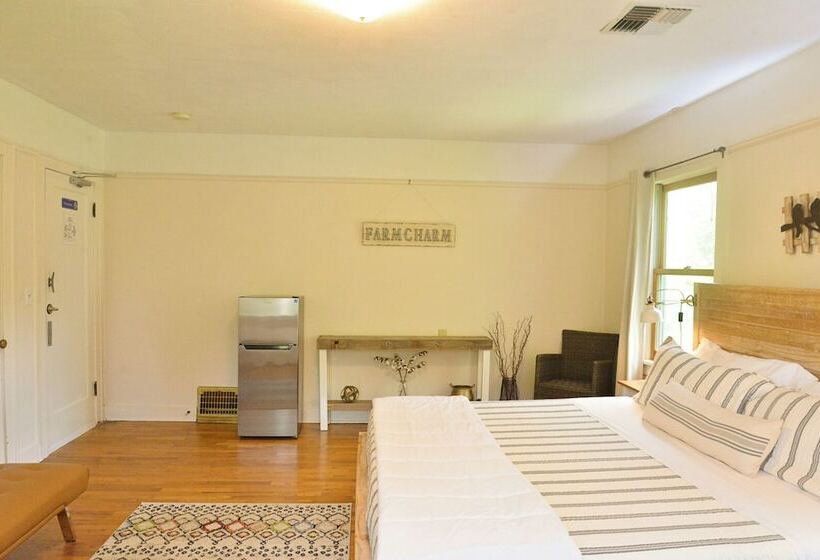 بنسيون 250 N Adams St