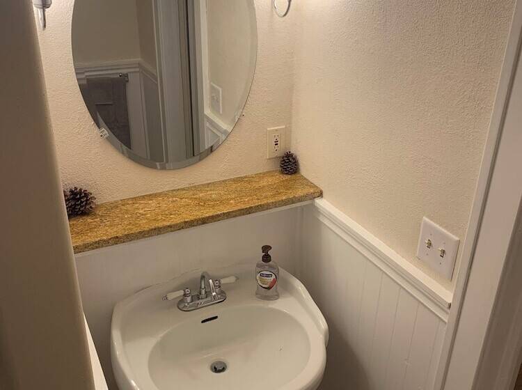 ペンション 250 N Adams St