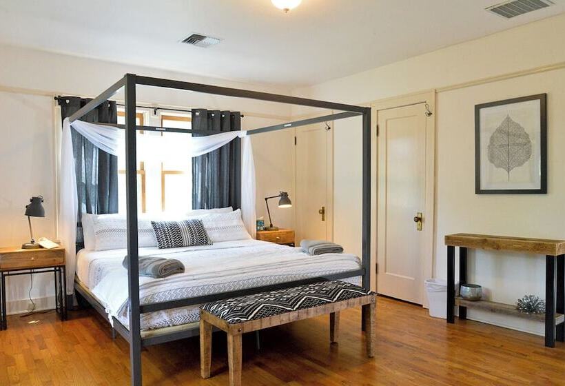 بنسيون 250 N Adams St