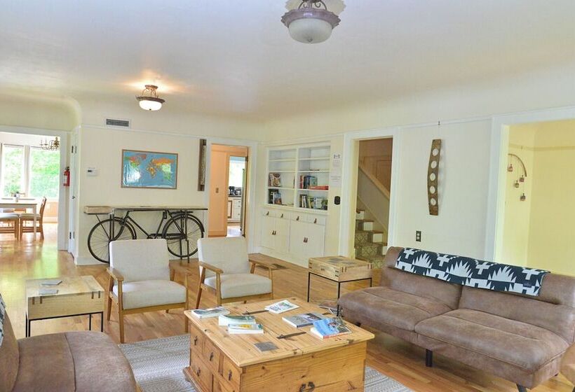 ペンション 250 N Adams St