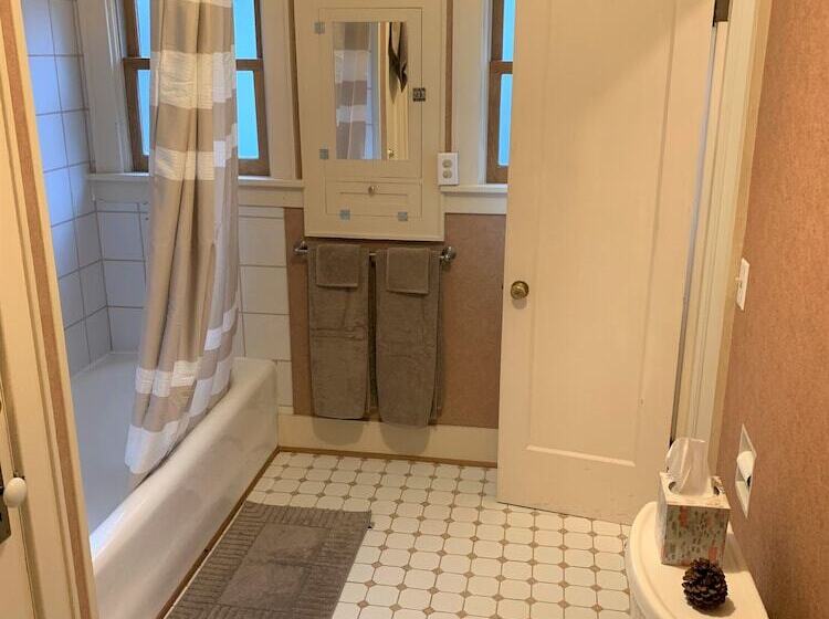 بنسيون 250 N Adams St