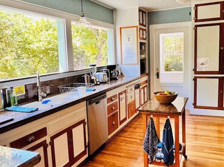 بنسيون 250 N Adams St