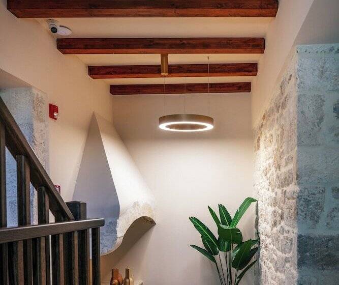 Пансион La Montre Luxury Boutique Suites