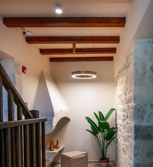 Пансион La Montre Luxury Boutique Suites