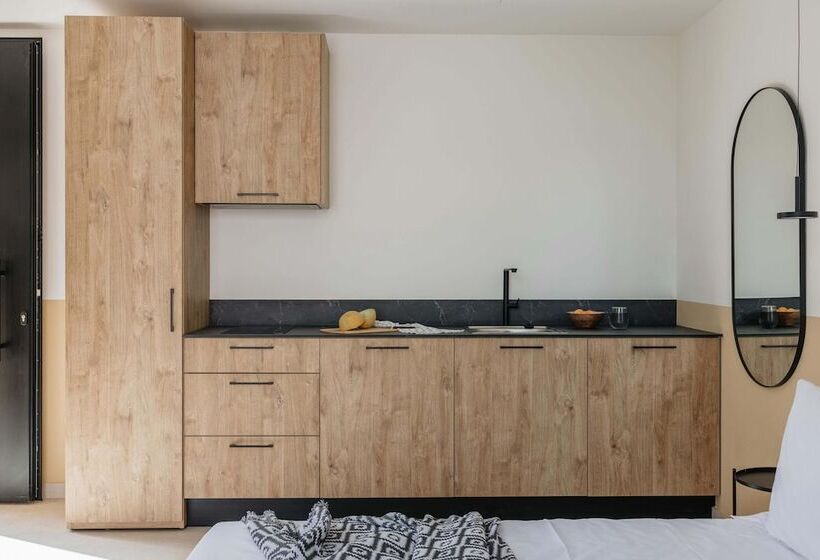 פנסיון Marea Luxury Suites