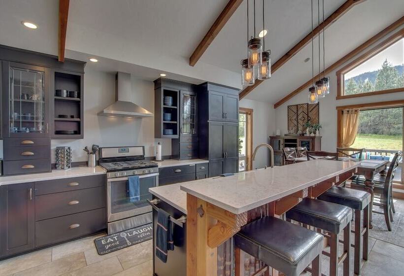 Hot Tub & Fire Pit: Cle Elum Escape!