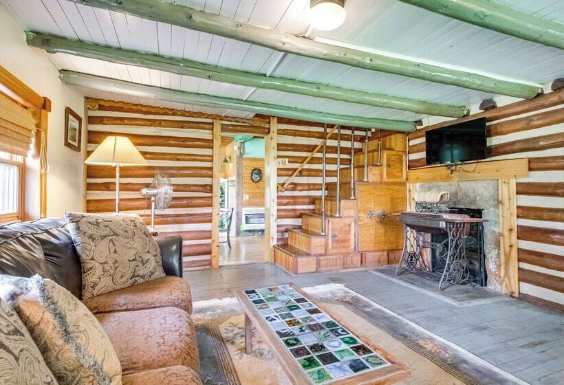 4 Mi To Historic District: Calico Rock Cabin!