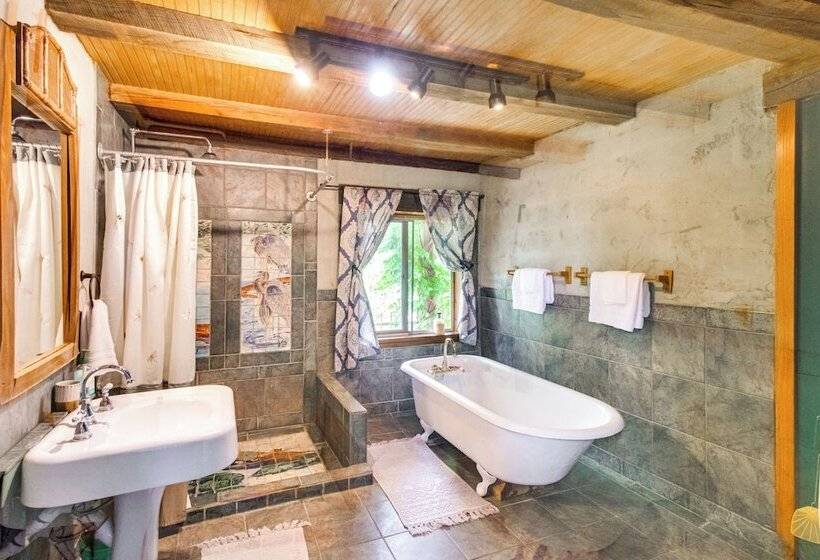 4 Mi To Historic District: Calico Rock Cabin!