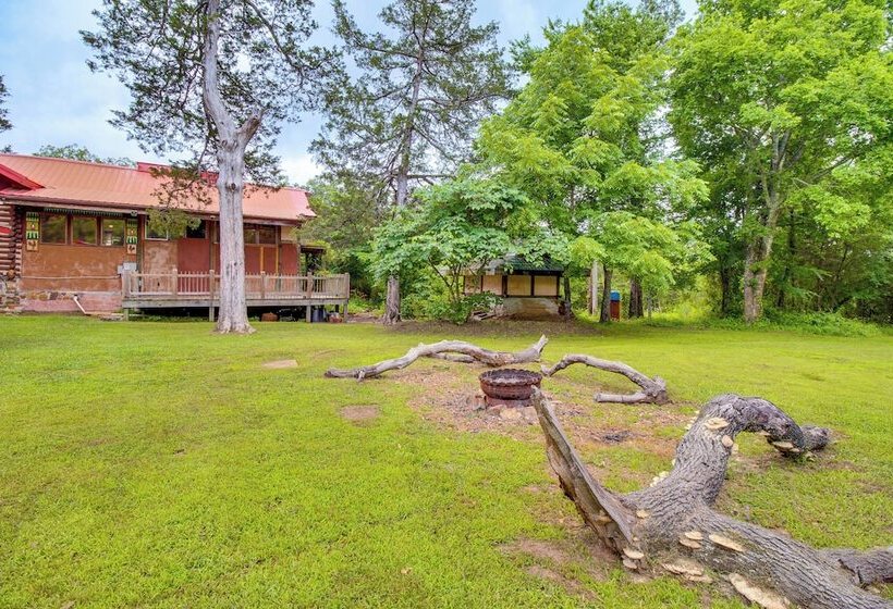 4 Mi To Historic District: Calico Rock Cabin!