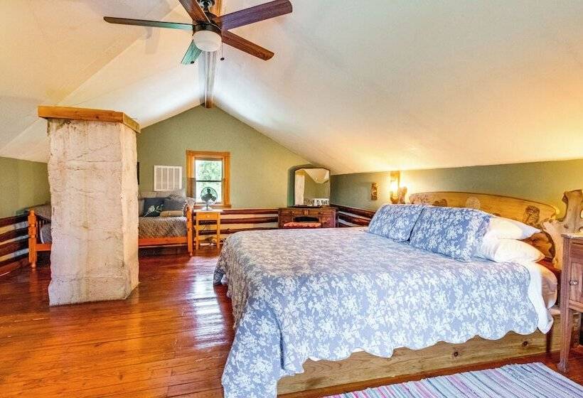 4 Mi To Historic District: Calico Rock Cabin!