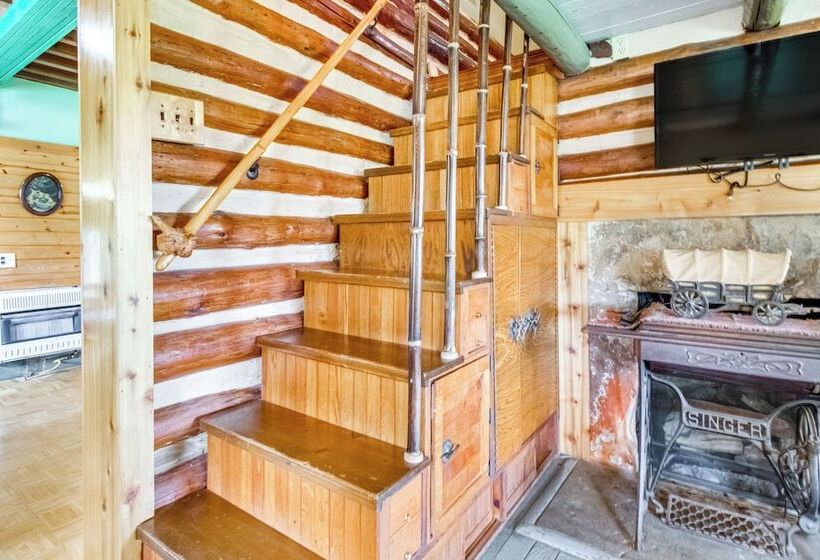 4 Mi To Historic District: Calico Rock Cabin!