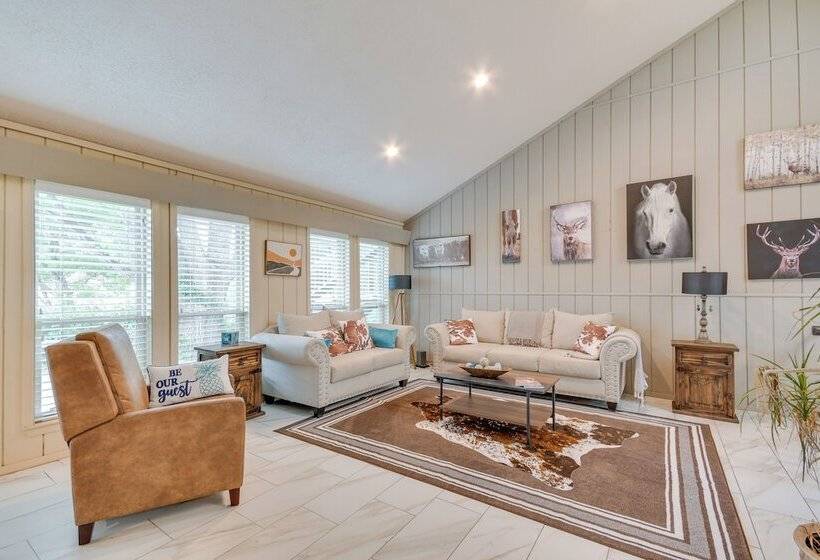 Remote Texas Retreat: Hot Tub, Deck, Grill!