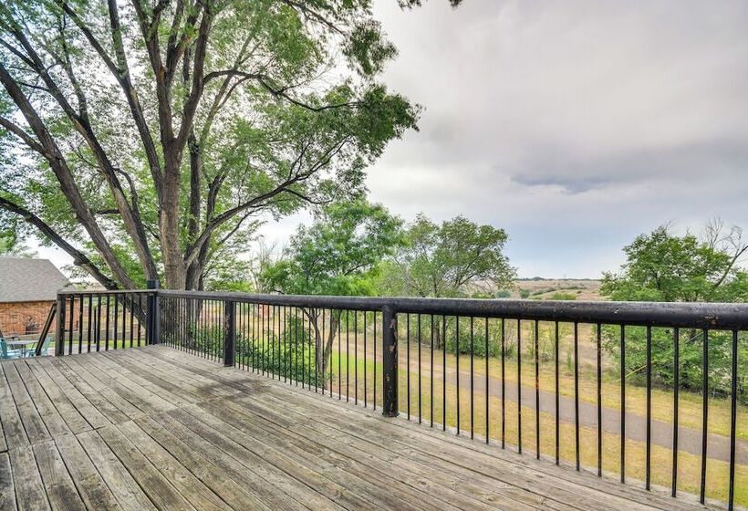 Remote Texas Retreat: Hot Tub, Deck, Grill!