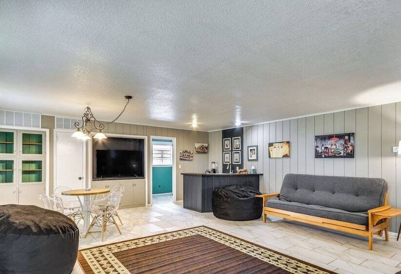 Remote Texas Retreat: Hot Tub, Deck, Grill!