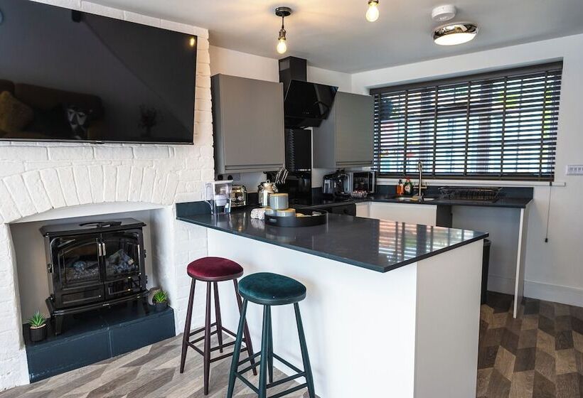 Резиденция Captivating 2 Bed House In Nettleham