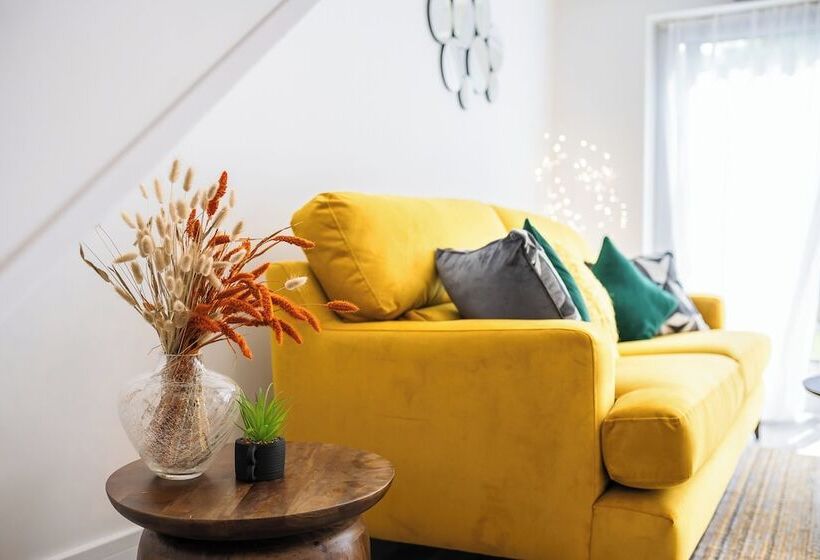 Резиденция Captivating 2 Bed House In Nettleham