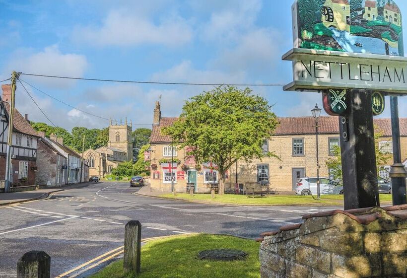 Резиденция Captivating 2 Bed House In Nettleham