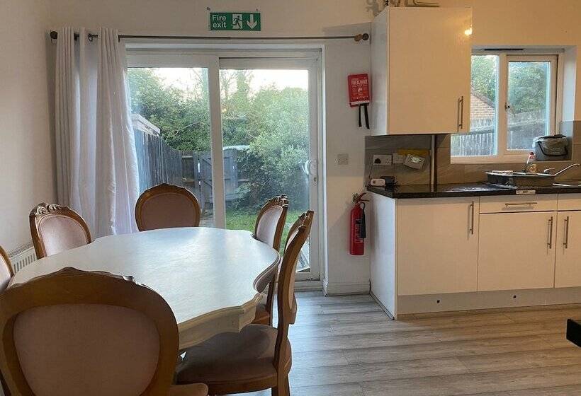 إقامة Sittingbourne Serenity   Spacious 4 Bed House