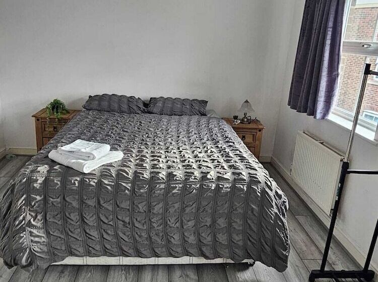 إقامة Sittingbourne Serenity   Spacious 4 Bed House