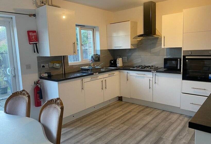 레지던스 Sittingbourne Serenity   Spacious 4 Bed House