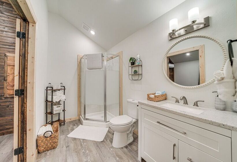 Secluded Broken Bow Cabin W/ Fishing Pond & Views!