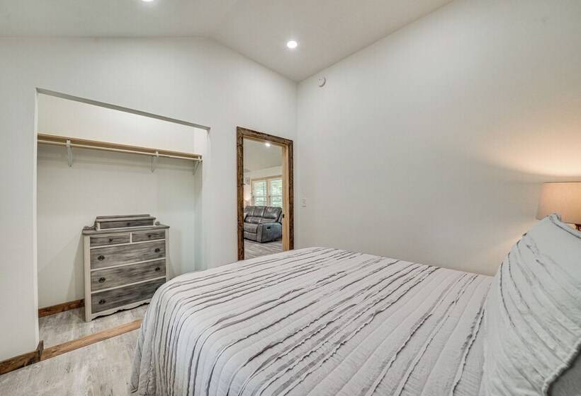 Secluded Broken Bow Cabin W/ Fishing Pond & Views!