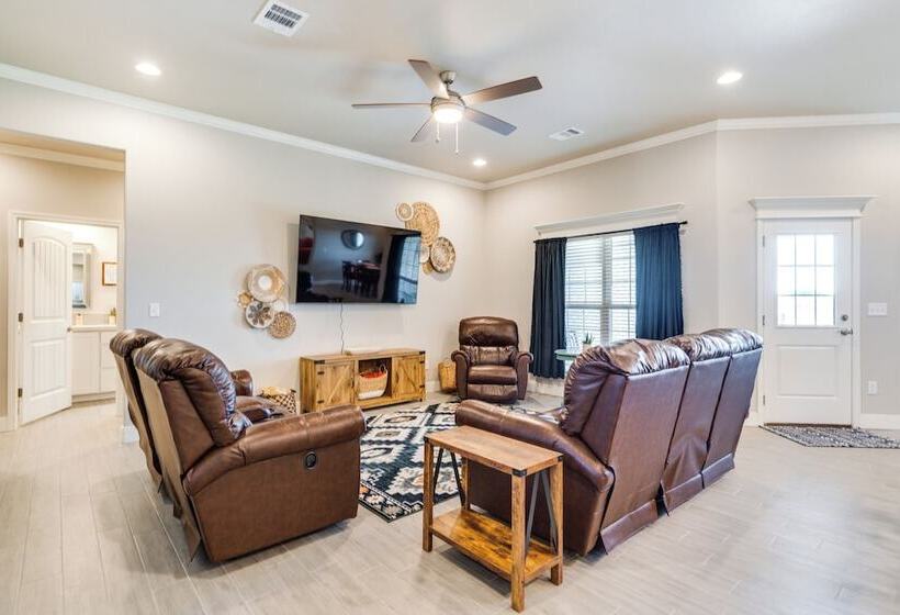 Texas Home W/ Hot Tub: 3 Mi To Downtown Canyon!