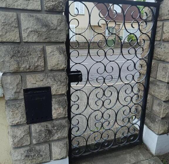 פנסיון Olympique House