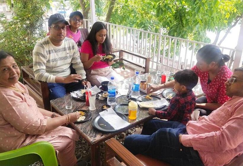 منتجع Sarovar Inn