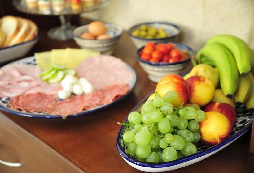 تختخواب و صبحانه The Stone House