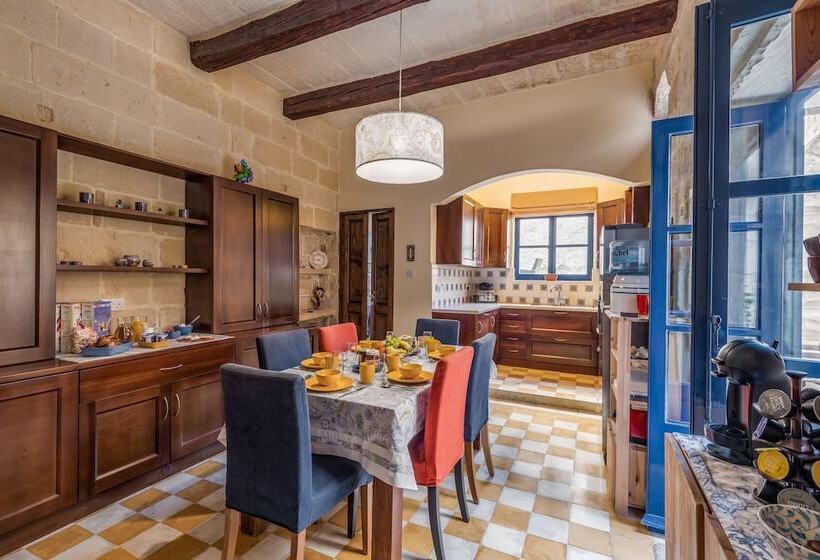 تختخواب و صبحانه The Stone House