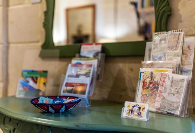 تختخواب و صبحانه The Stone House