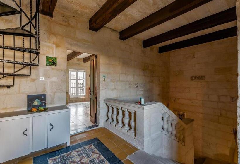 تختخواب و صبحانه The Stone House