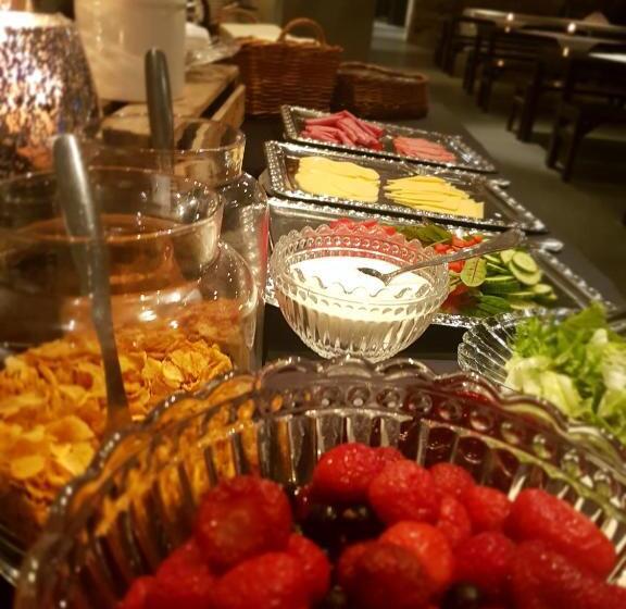 مبيت وإفطار Varjola Holiday Center