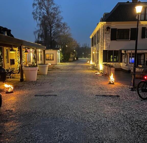 تختخواب و صبحانه The Riverside Logies & Restaurant