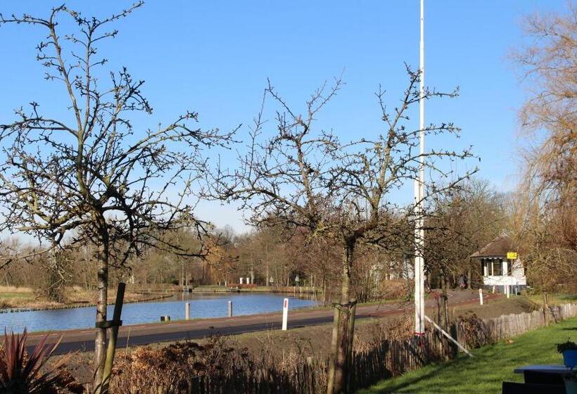 تختخواب و صبحانه The Riverside Logies & Restaurant