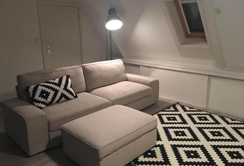 تختخواب و صبحانه The Riverside Logies & Restaurant