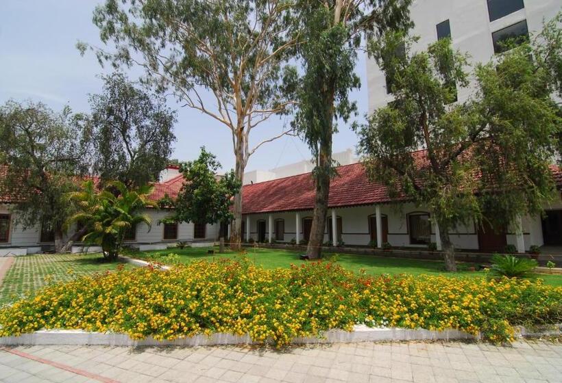 Отель Chanakya Bnr