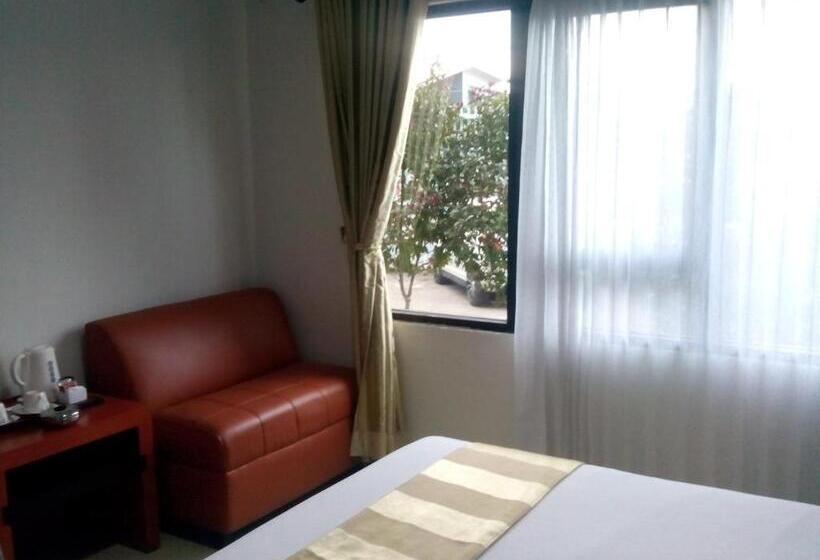 Отель Grand Karawang Indah